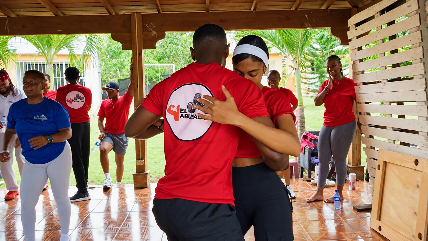 Pareja bailando durante la dinámica de baile